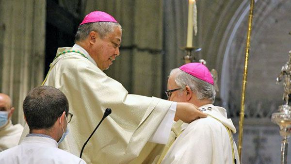 El nuncio apostólico impone el palio arzobispal a Mons. Saiz Meneses, Prelado de la Iglesia hispalense - 3, Foto 3