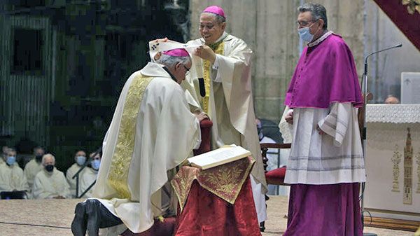 El nuncio apostólico impone el palio arzobispal a Mons. Saiz Meneses, Prelado de la Iglesia hispalense - 4, Foto 4
