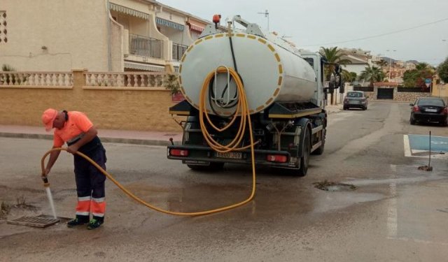 El ayuntamiento de mazarrón continúa realizando labores de limpieza en imbornales ante el aviso por lluvias, Foto 1