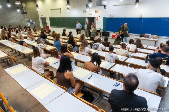 Cerca de 1.200 opositores optaron este domingo a un centenar de plazas de auxiliar administrativo en el Ayuntamiento - 1, Foto 1