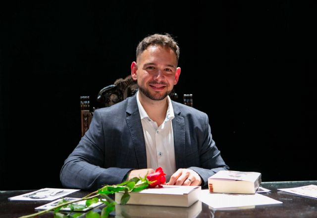 El escritor calasparre�o Antonio Jes�s Mart�nez Garc�a presenta su obra m�s �ntima: Cartas a mi amor de oto�o