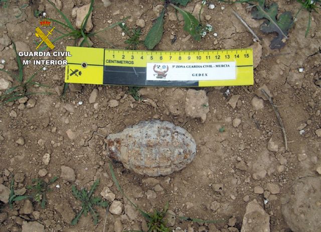 La Guardia Civil desactiva dos artefactos explosivos hallados en el monte - 1, Foto 1