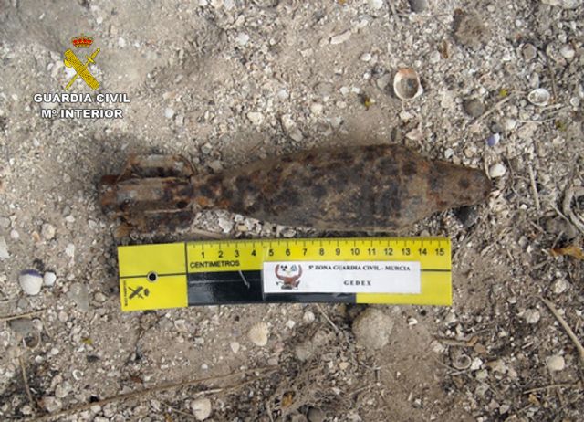 La Guardia Civil desactiva dos artefactos explosivos hallados en el monte - 2, Foto 2