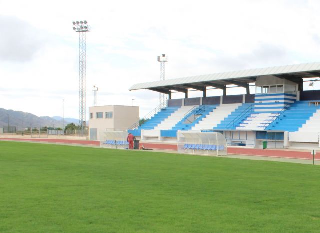 Adjudicadas las obras de renovación de la iluminación de los campos de fútbol y pistas deportivas del Polideportivo La Hoya - 1, Foto 1