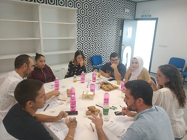 “El Candil” lleva a cabo un desayuno-encuentro entre empresarios de la zona y participantes del programa AVANZA, Foto 1