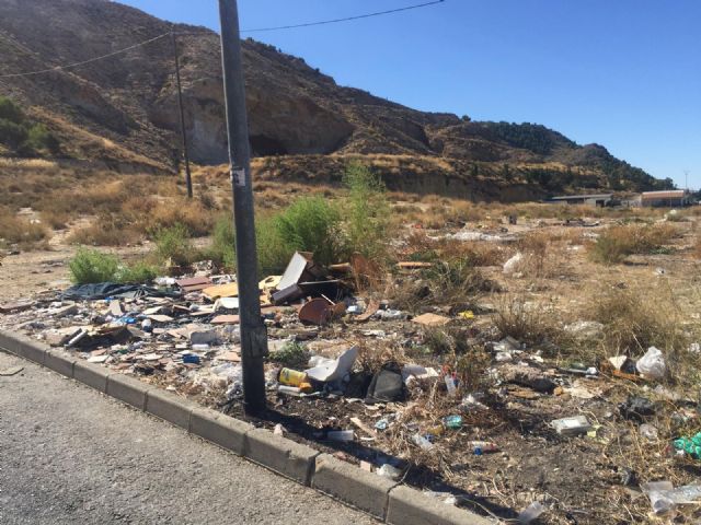 El PSOE denuncia el estado de aislamiento y dejadez al que el equipo de Ballesta somete a los inquilinos de viviendas municipales en Los Ramos - 2, Foto 2
