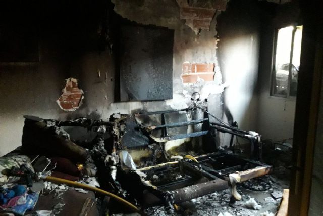 Bomberos rescatan con vida a una anciana atrapada en un incendio de una vivienda en Pozo Estrecho - 1, Foto 1