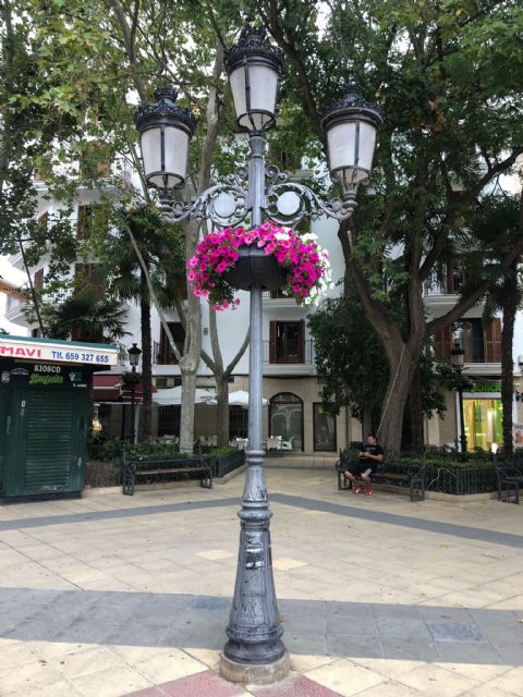 El Ayuntamiento de Lorca procede a la colocación de medio centenar de maceteros colgantes para seguir embelleciendo las calles y plazas del municipio - 1, Foto 1