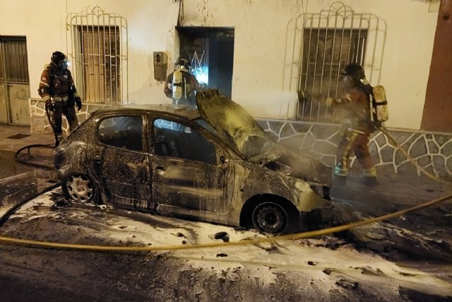 Bomberos de Cartagena sofocan dos incendios: en un coche y un patinete - 1, Foto 1