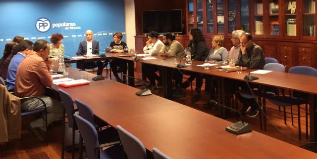 El secretario ejecutivo de Sanidad del PPRM, Domingo Coronado, recoge las inquietudes sanitarias de distintos colectivos - 1, Foto 1