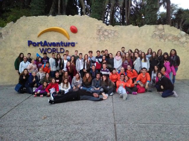 Un grupo de  62 jóvenes disfrutaron de un fin de semana en Port Aventura con la concejalía de Juventud - 1, Foto 1