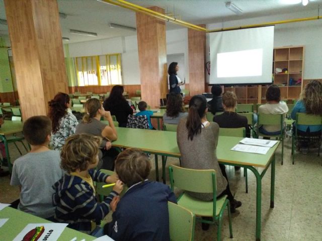 La Escuela Municipal de Familia arrancó el curso en La Manga con una charla sobre nutrición y hábitos saludables - 1, Foto 1