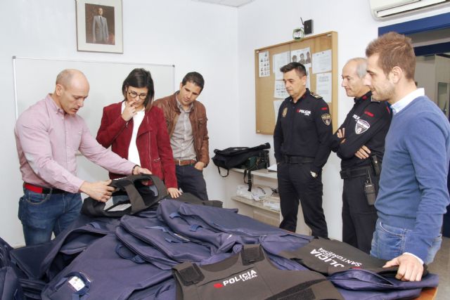 La Policía Local estrena sus primeros chalecos antibalas personalizados - 3, Foto 3