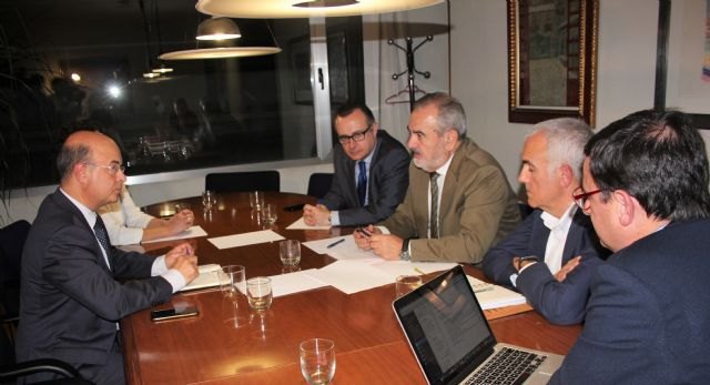 El consejero de Hacienda incide en el carácter municipalista que tendrán los presupuestos regionales de 2017 - 1, Foto 1