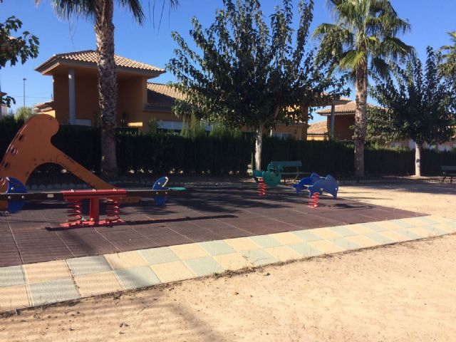A partir de enero se harán actuaciones integrales en las zonas de juegos infantiles y zonas verdes en la pedanía de El Paretón-Cantareros, Foto 2