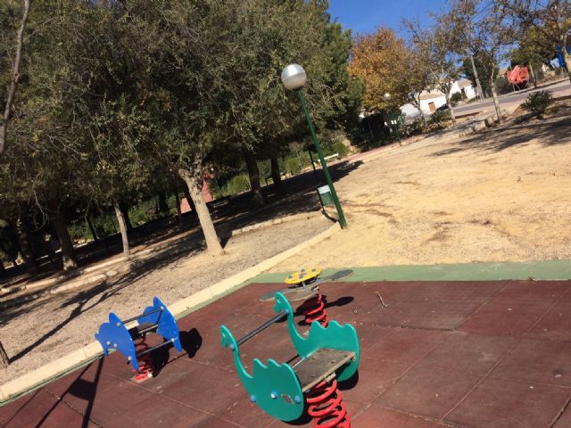 A partir de enero se harán actuaciones integrales en las zonas de juegos infantiles y zonas verdes en la pedanía de El Paretón-Cantareros, Foto 9