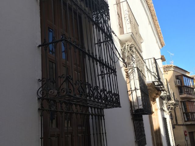 El PSOE lamenta que el PP no contemplara en las obras de remodelación de Villaescusa la retirada de la maraña de cableado que afea la fachada - 1, Foto 1