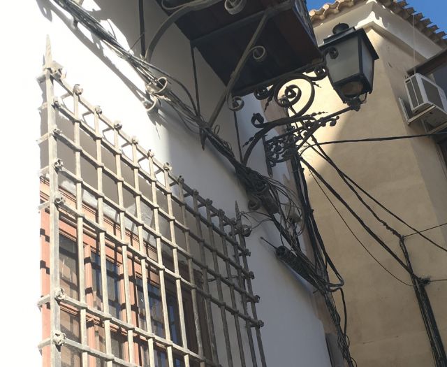 El PSOE lamenta que el PP no contemplara en las obras de remodelación de Villaescusa la retirada de la maraña de cableado que afea la fachada - 2, Foto 2
