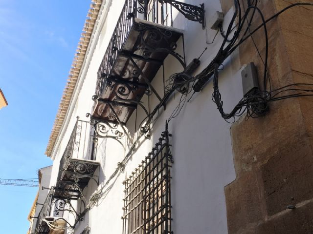 El PSOE lamenta que el PP no contemplara en las obras de remodelación de Villaescusa la retirada de la maraña de cableado que afea la fachada - 3, Foto 3