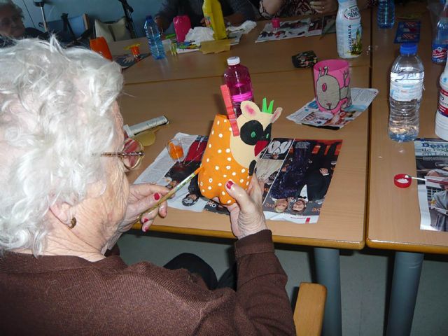 Los usuarios del Servicio de Estancias Diurnas torreño se entretienen con divertidos talleres de manualidades - 3, Foto 3