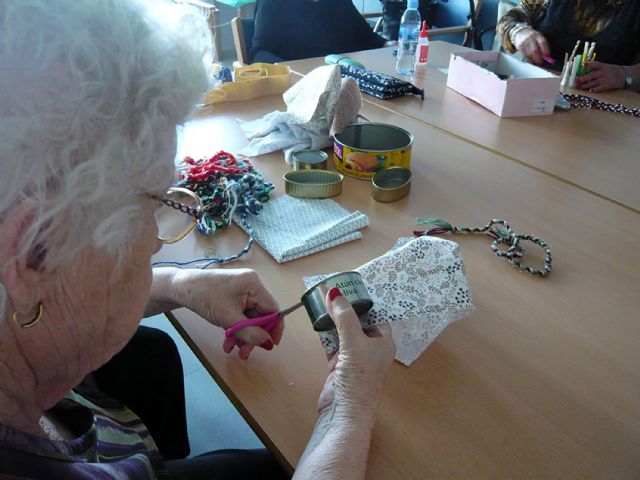 Los usuarios del Servicio de Estancias Diurnas torreño se entretienen con divertidos talleres de manualidades - 4, Foto 4