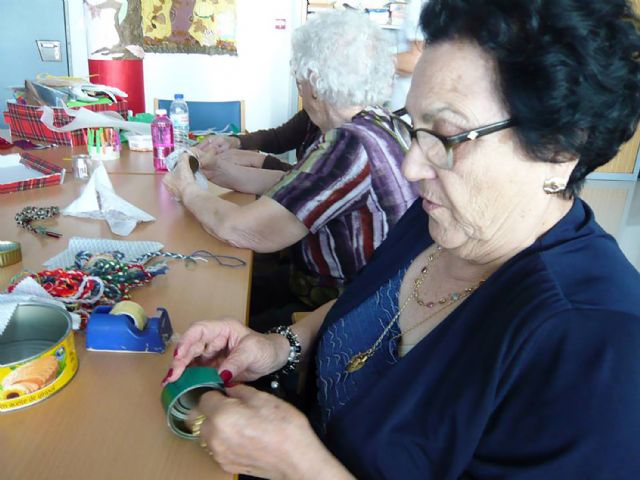 Los usuarios del Servicio de Estancias Diurnas torreño se entretienen con divertidos talleres de manualidades - 5, Foto 5