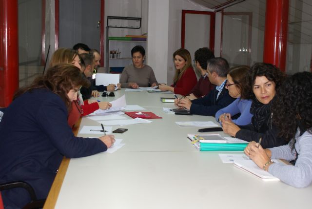 La directora general de Atención a la Diversidad y Calidad Educativa, Esperanza Moreno, asiste a la Comisión Municipal de Absentismo Escolar - 1, Foto 1