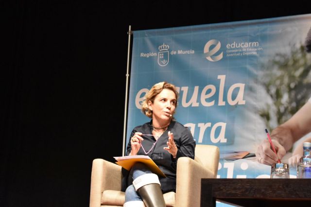 La consejera Adela Martínez-Cachá modera la mesa redonda Educando desde el consenso dirigida a padres y madres separados - 1, Foto 1