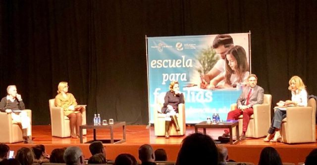 La consejera Adela Martínez-Cachá modera la mesa redonda Educando desde el consenso dirigida a padres y madres separados - 2, Foto 2