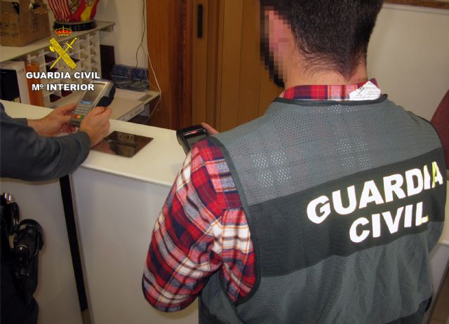 La Guardia Civil detiene en San Javier a un clonador de numeración de tarjetas bancarias - 3, Foto 3