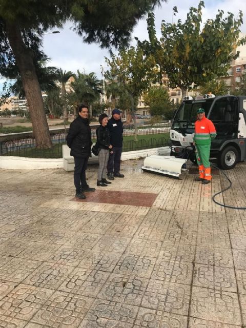 La empresa concesionaria de limpieza incorpora una barredora y una baldeadora para la limpieza de las zonas de difícil acceso - 1, Foto 1