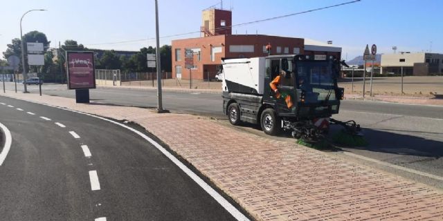 La empresa concesionaria de limpieza incorpora una barredora y una baldeadora para la limpieza de las zonas de difícil acceso - 2, Foto 2