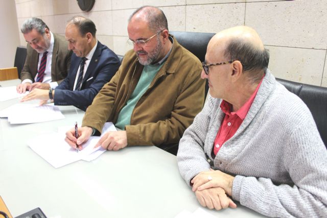 The mayor signs the loan of loans for the financing of a large part of the municipal debt for the next 20 years, Foto 2