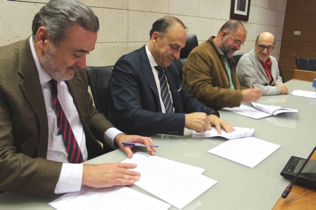 The mayor signs the loan of loans for the financing of a large part of the municipal debt for the next 20 years, Foto 3