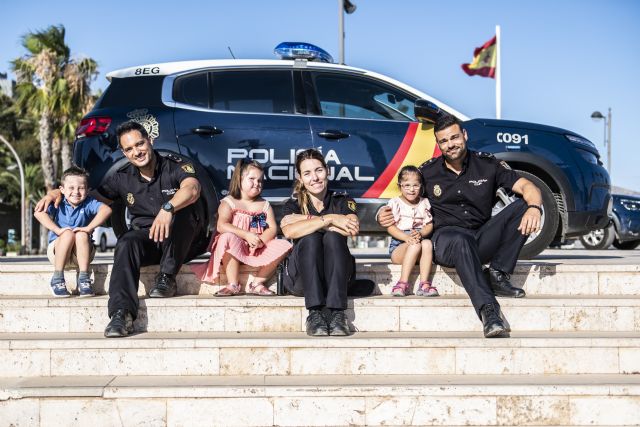 Personas con síndrome de Down y miembros de la Policía Nacional unen sus sonrisas en el calendario solidario de Asido Cartagena - 1, Foto 1