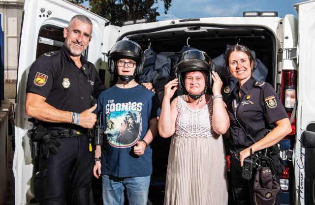 Personas con síndrome de Down y miembros de la Policía Nacional unen sus sonrisas en el calendario solidario de Asido Cartagena - 2, Foto 2