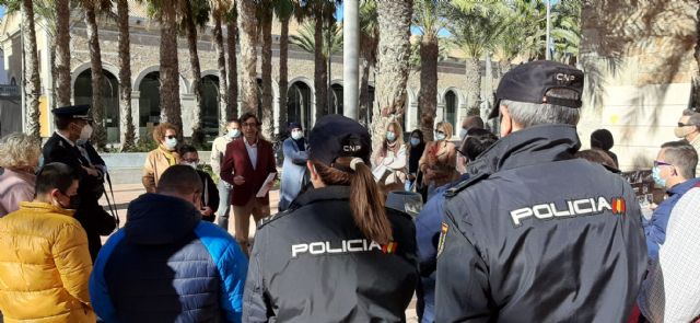 Personas con síndrome de Down y miembros de la Policía Nacional unen sus sonrisas en el calendario solidario de Asido Cartagena - 3, Foto 3