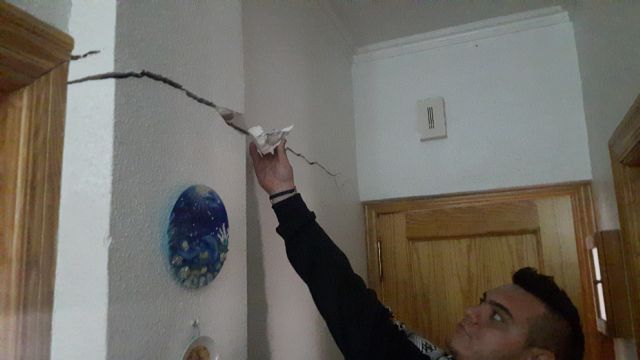 Los vecinos del Quijero sufren el agrietamiento de sus casas, rotura de paredes y hundimiento del suelo por culpa de las obras municipales en su calle - 1, Foto 1