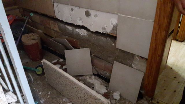 Los vecinos del Quijero sufren el agrietamiento de sus casas, rotura de paredes y hundimiento del suelo por culpa de las obras municipales en su calle - 3, Foto 3