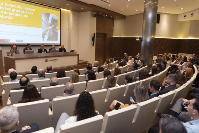 Siete de cada diez estudiantes de la UMU que finalizaron sus estudios en 2018 y 2019 están trabajando y en puestos acordes a su nivel de formación - 2, Foto 2