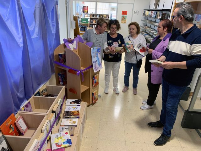 El Rincón Violeta vuelve a la biblioteca municipal ofreciendo obras sobre igualdad y buen trato para conmemorar el 25N - 4, Foto 4