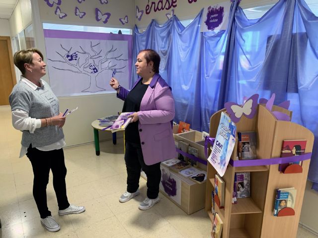 El Rincón Violeta vuelve a la biblioteca municipal ofreciendo obras sobre igualdad y buen trato para conmemorar el 25N - 5, Foto 5