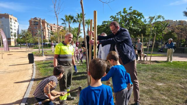 El Jardín de la Asociación Espa&ntilde;ola Contra el Cáncer, en Santiago y Zaraiche, contará con nuevo arbolado gracias a una nueva actividad vecinal del Plan Foresta - 2, Foto 2