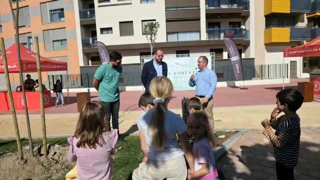 El Jardín de la Asociación Espa&ntilde;ola Contra el Cáncer, en Santiago y Zaraiche, contará con nuevo arbolado gracias a una nueva actividad vecinal del Plan Foresta - 3, Foto 3