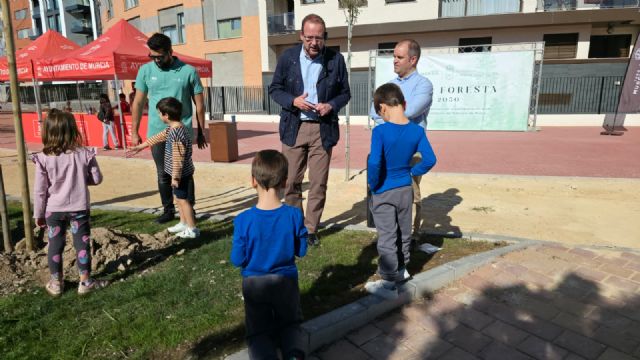 El Jardín de la Asociación Espa&ntilde;ola Contra el Cáncer, en Santiago y Zaraiche, contará con nuevo arbolado gracias a una nueva actividad vecinal del Plan Foresta - 4, Foto 4