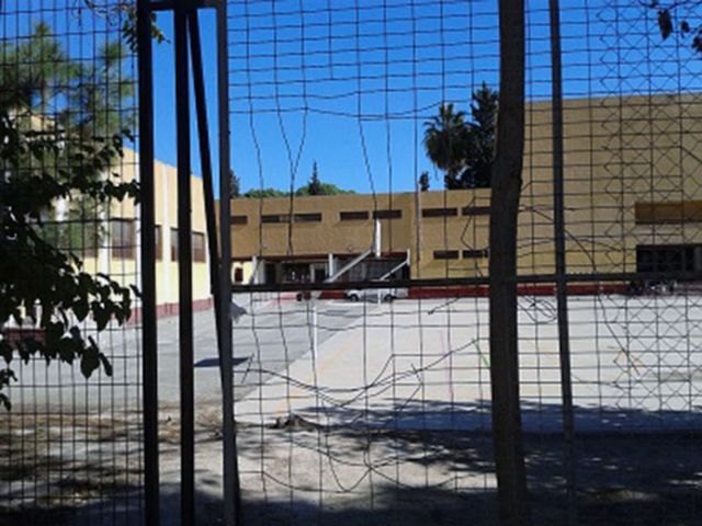 C’s reclama la reparación urgente del vallado exterior del IES Saavedra Fajardo para evitar fugas de alumnos y robos de material - 1, Foto 1