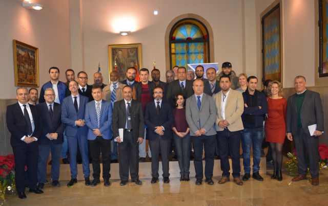 El consejero de Presidencia entrega a los ingenieros libios que se forman en gestión del agua sus acreditaciones - 1, Foto 1
