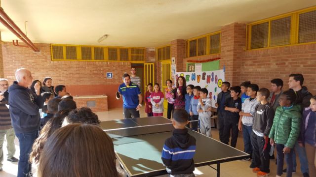 Alumnos del colegio Vicente Medina juegan a tenis de mesa con el jugador Jesus Cantero - 1, Foto 1