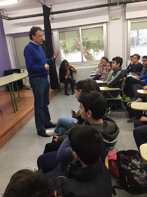El escritor Luis Leante charló con los escolares del IES 'Salvador Sandoval' sobre su obra y su oficio - 1, Foto 1