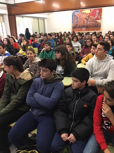 El escritor Luis Leante charló con los escolares del IES 'Salvador Sandoval' sobre su obra y su oficio - 2, Foto 2